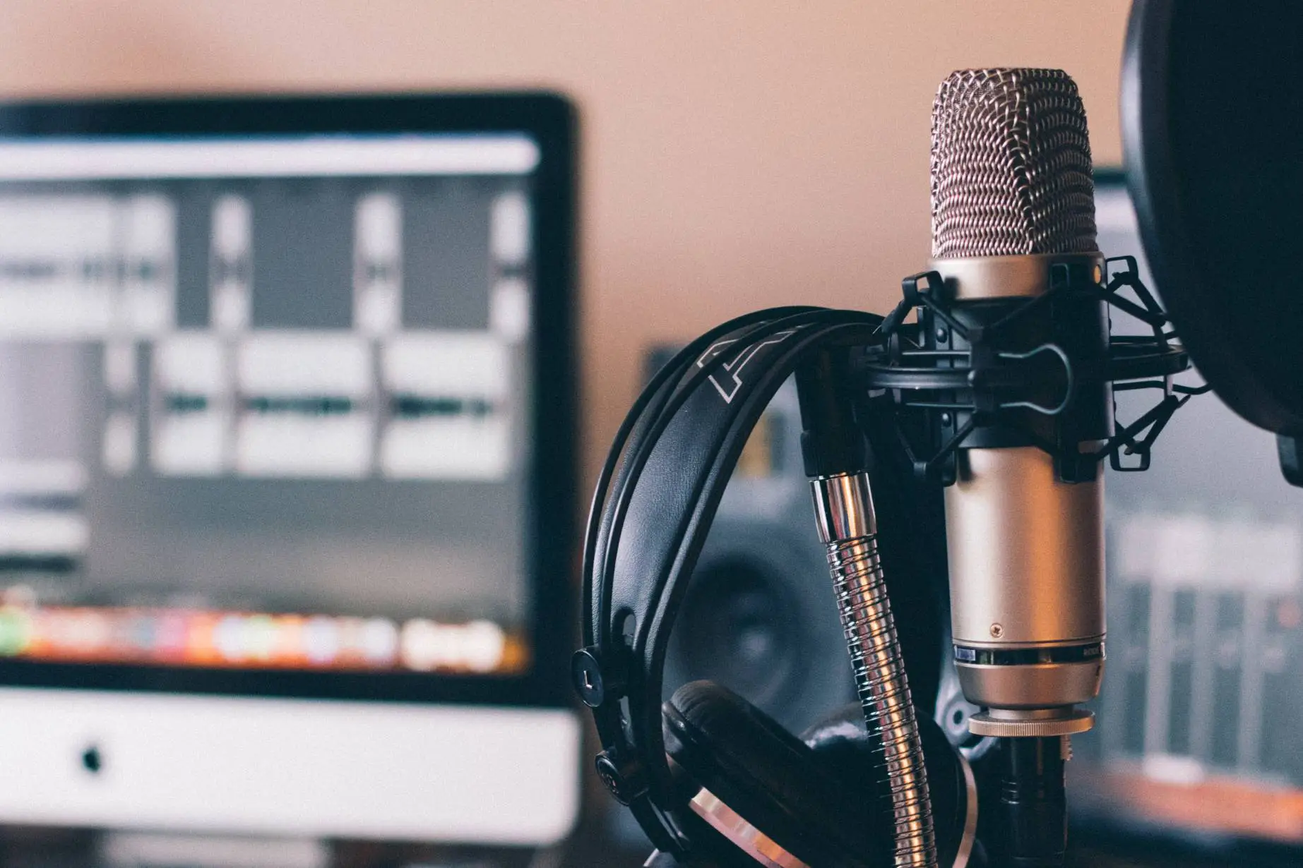 L'évolution du streaming musical : de la radio aux ondes numériques